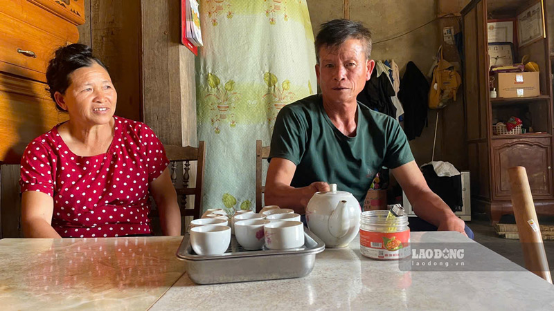 Vợ chồng ông Phùng Văn Chu - bà Thèn Thị Dịu cho rằng thư ký tòa án huyện viết sẵn đơn xin xét xử vắng mặt là không đúng. Ảnh: Đinh Đại