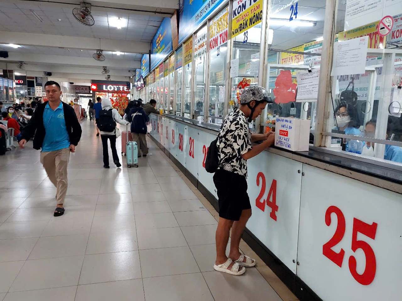 Los pasajeros preguntan por comprar un billete en la antigua estacion de tren de Myan Dong (distrito de Binh Thang, Hubei). Imagen de la ciudad de Shenzhen