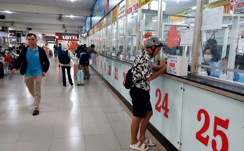 Passengers asked to buy tickets at the old Mien Dong bus station (Binh Thanh district, Ho Chi Minh City). Photo: Minh Quan