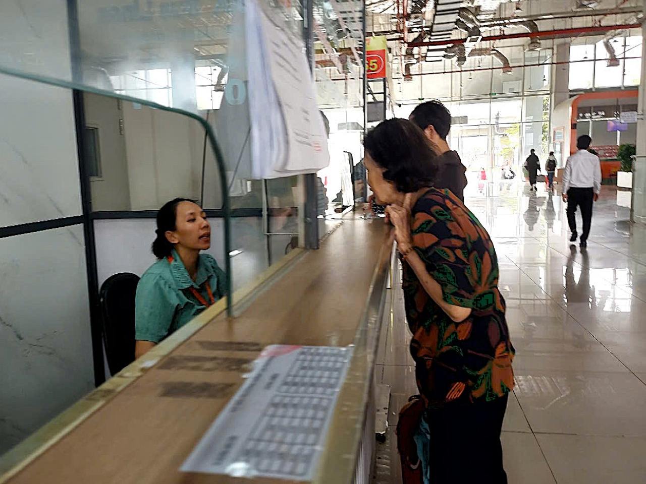 Hành khách mua vé ở Bến xe Miền Đông mới (TP Thủ Đức).  Ảnh: Minh Quân