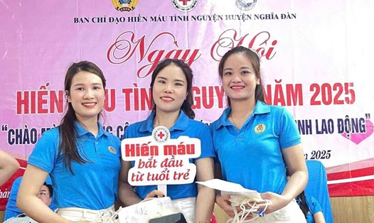 Đoàn viên công đoàn huyện Nghĩa Đàn tham gia hiến máu, lan tỏa thông điệp nhân ái. Ảnh: Quỳnh Trang