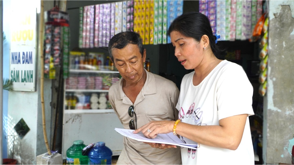 The staff guides and informs people to collect votes to collect voters' opinions on the project to reorganize Kien Giang and An Giang provinces, the project to reorganize commune-level administrative units of Kien Giang province. In the photo, officers come to distribute ballots at a resident's house in Quarter 4, Vinh Lac Ward. Photo: Nguyen Anh