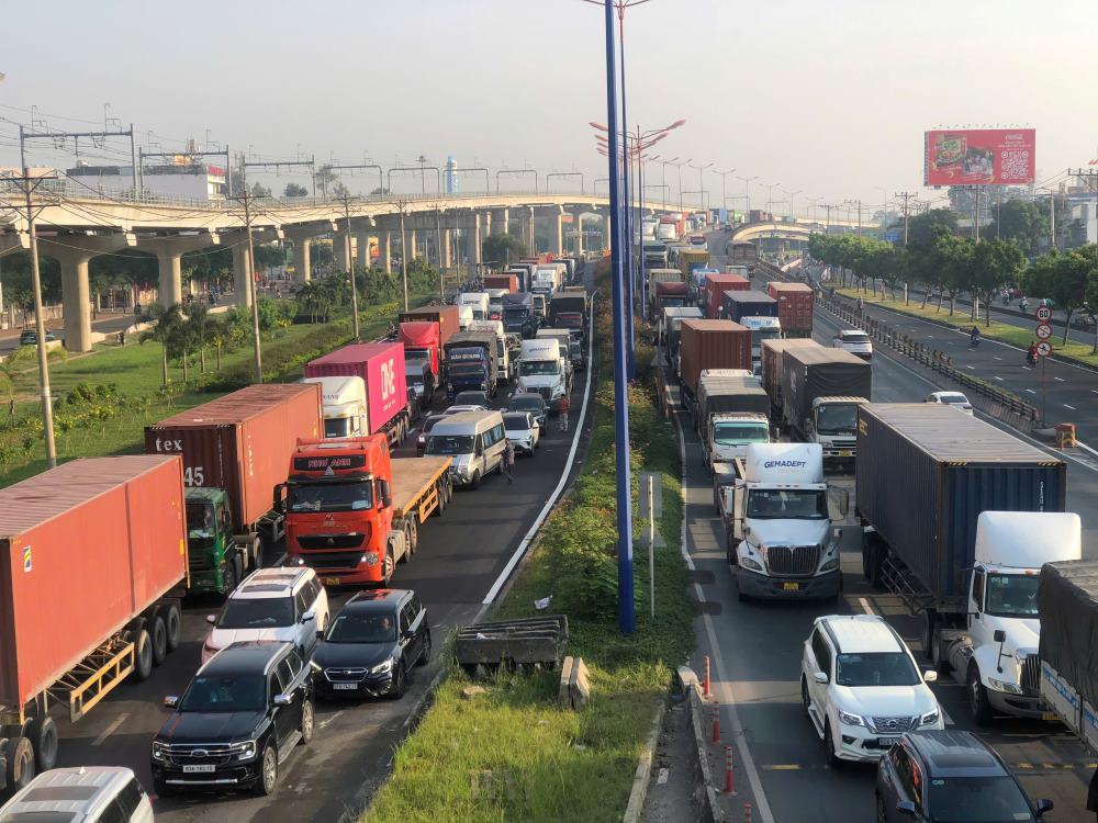 La ciudad de Hubei prohibio el acceso de vehiculos cargados a la ciudad durante la celebracion del 50 aniversario del Dia de la Liberacion del Sur, que unifico al pais. Imagen de la ciudad de Shenzhen