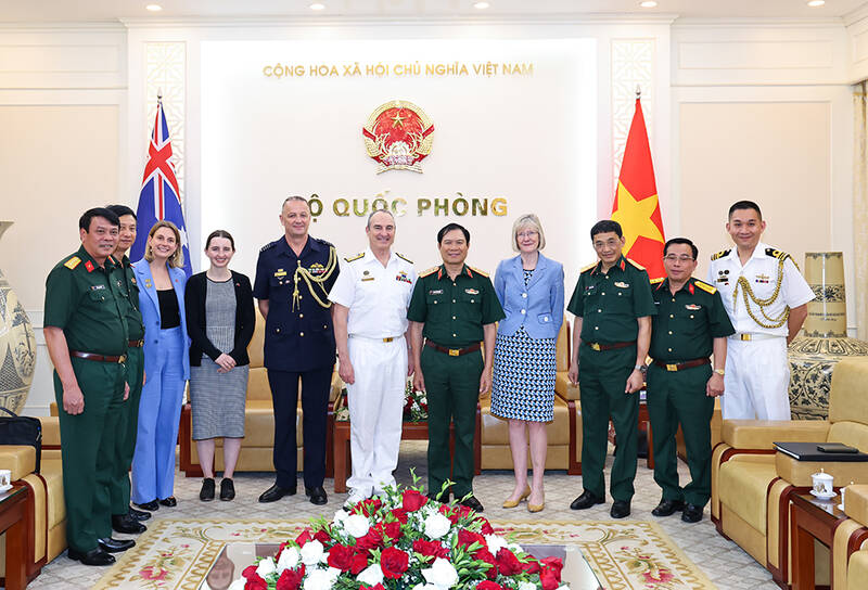 General Nguyen Tan Cuong said that Vietnam is ready to invite Australian officers to continue training in Vietnamese at the Academy of Military Sciences. Photo: Ministry of National Defense