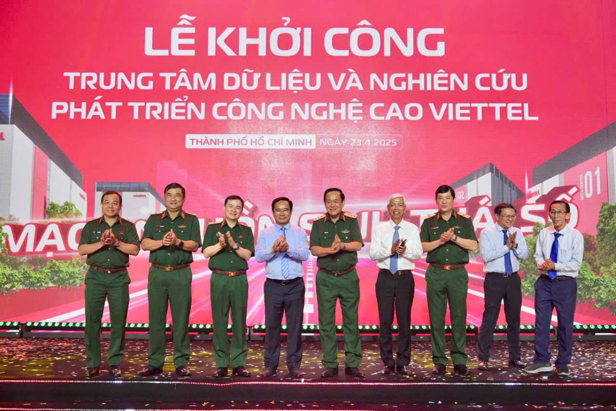 Los lideres del Comite Popular de la Ciudad de Ho Chi Minh y los delegados asistieron a la ceremonia de inauguracion del nuevo centro de datos de Viettel. Foto: Thu Phuong