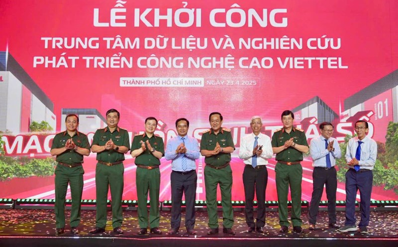 Leaders of the Ho Chi Minh City People's Committee and delegates attended the groundbreaking ceremony of Viettel's new Data Center. Photo: Thu Phuong