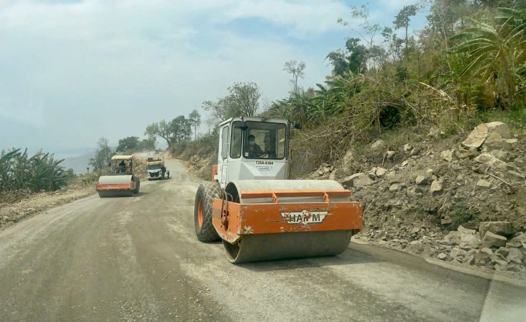La carretera 28, una de las rutas que une Lin Dong con Pyongyang, esta siendo reparada y mejorada. Imagen de la lampara roja