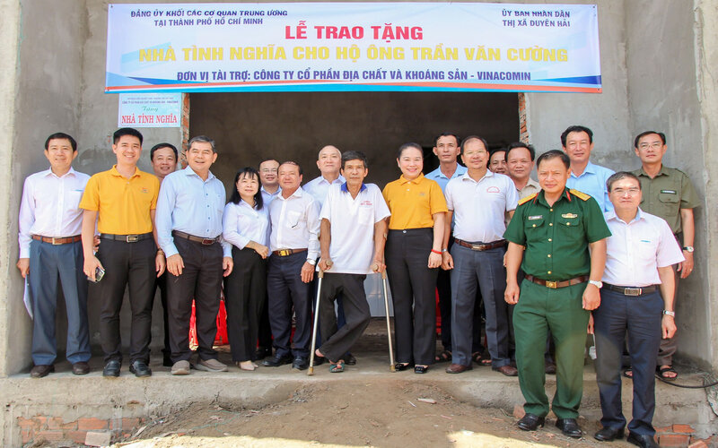 Giving gratitude houses, visiting and giving gifts to policy families on the occasion of the April 30 holiday. Photo: TTVH Duyen Hai Town