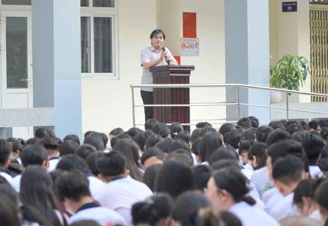 Los directores y vice-directores de escuelas publicas en Ciudad de Mexico tambien participaron en la encuesta de competencia en ingles. Foto: Pies de la bendicion