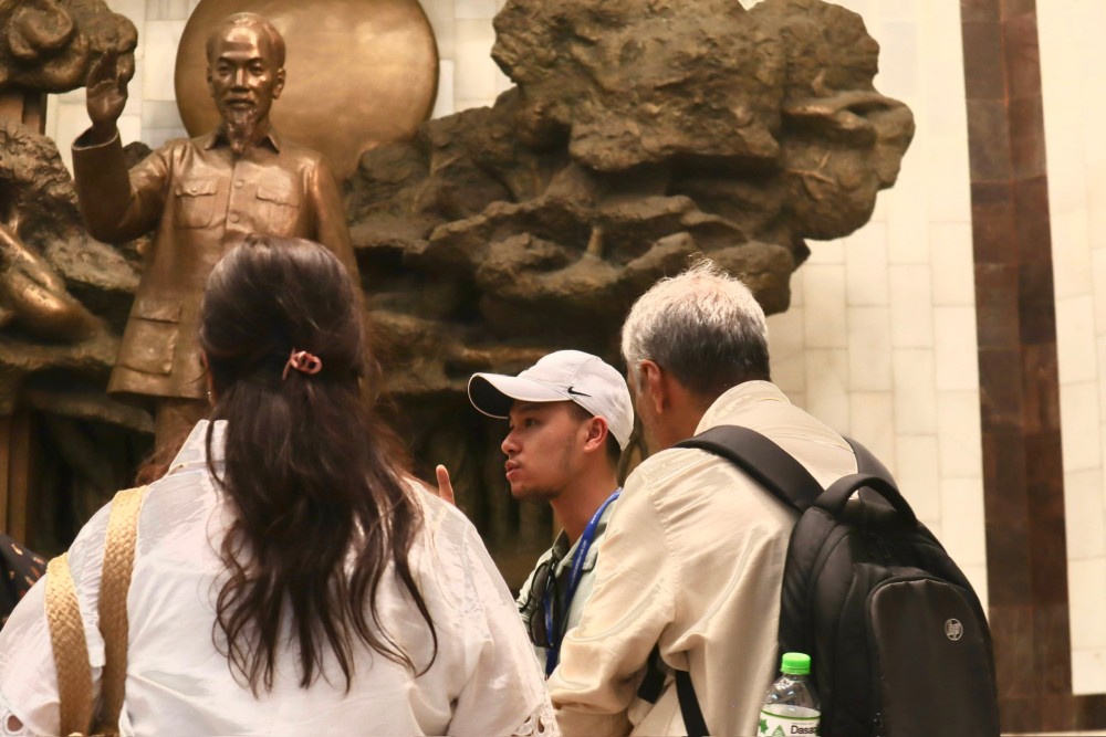 Los turistas extranjeros visitan el Museo de Ho Chi Minh. Imagen de la pagina web de la Universidad de Hong Kong