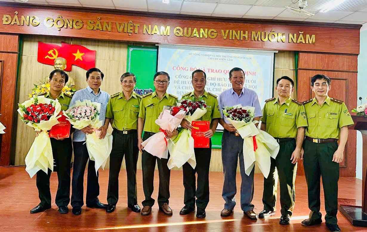 A representative of the Dak Lak Department of Agriculture and Environment announced retirement decisions for many cases. Photo: Dak Lak Provincial Forest Protection Department