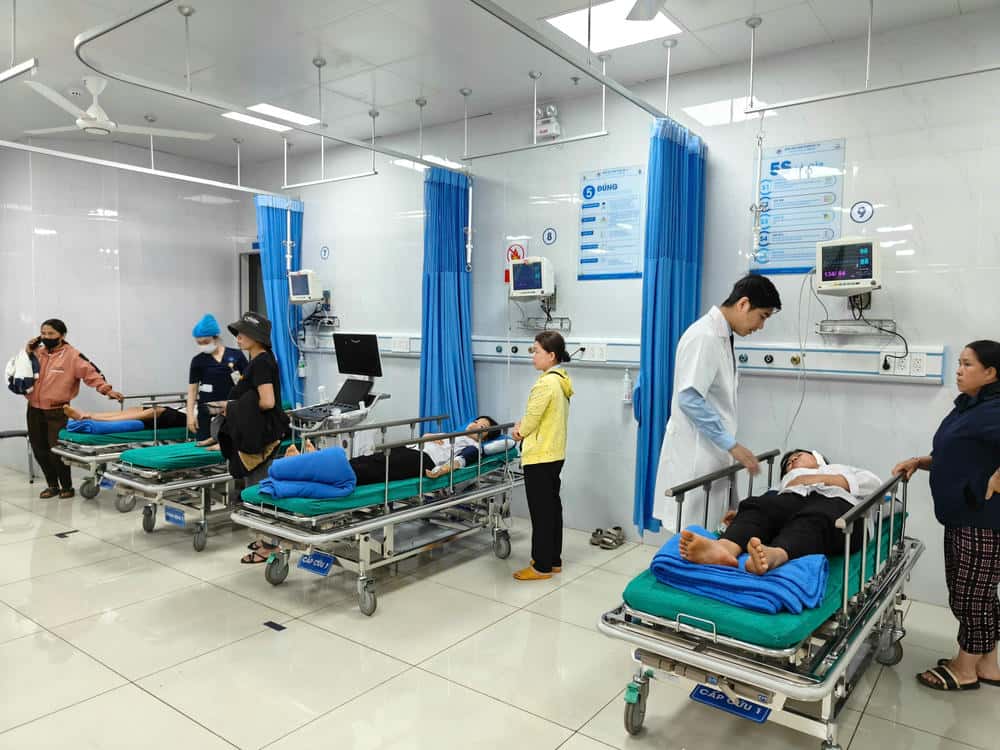 Many students in the car overturning accident were discharged from the hospital. Photo: Thanh Tuan