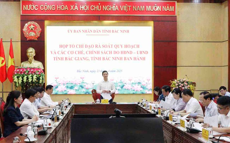The meeting took place at the People's Committee of Bac Ninh province on the afternoon of April 23. Photo: Dang Hoa