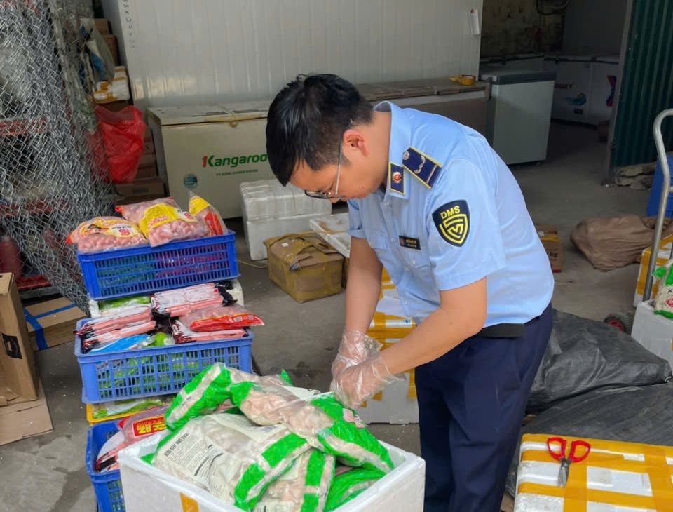 Temporarily detaining over 800kg of sausages, the workshop said of unknown origin. Photo: Luu Quyen