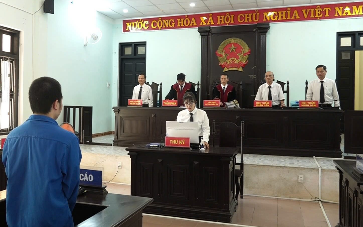 Defendant Nghia defrauded and appropriated nearly 5 billion VND from dozens of people.