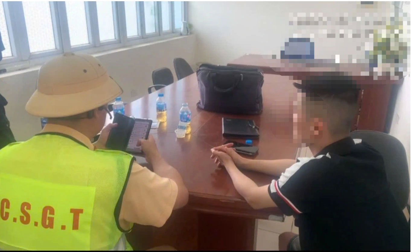 Tài xế dương tính với cả ma túy và cồn khi đỗ xe tại làn dừng khẩn cấp trên cao tốc Nội Bài - Lào Cai để ngủ. Ảnh: CSGT cung cấp