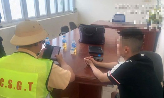 Tài xế dương tính với cả ma túy và cồn khi đỗ xe tại làn dừng khẩn cấp trên cao tốc Nội Bài - Lào Cai để ngủ. Ảnh: CSGT cung cấp