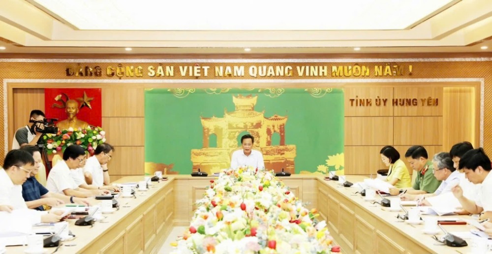 Comrade Nguyen Huu Nghia, member of the Party Central Committee, Secretary of the Hung Yen Provincial Party Committee chaired the meeting. Photo: Le Hieu