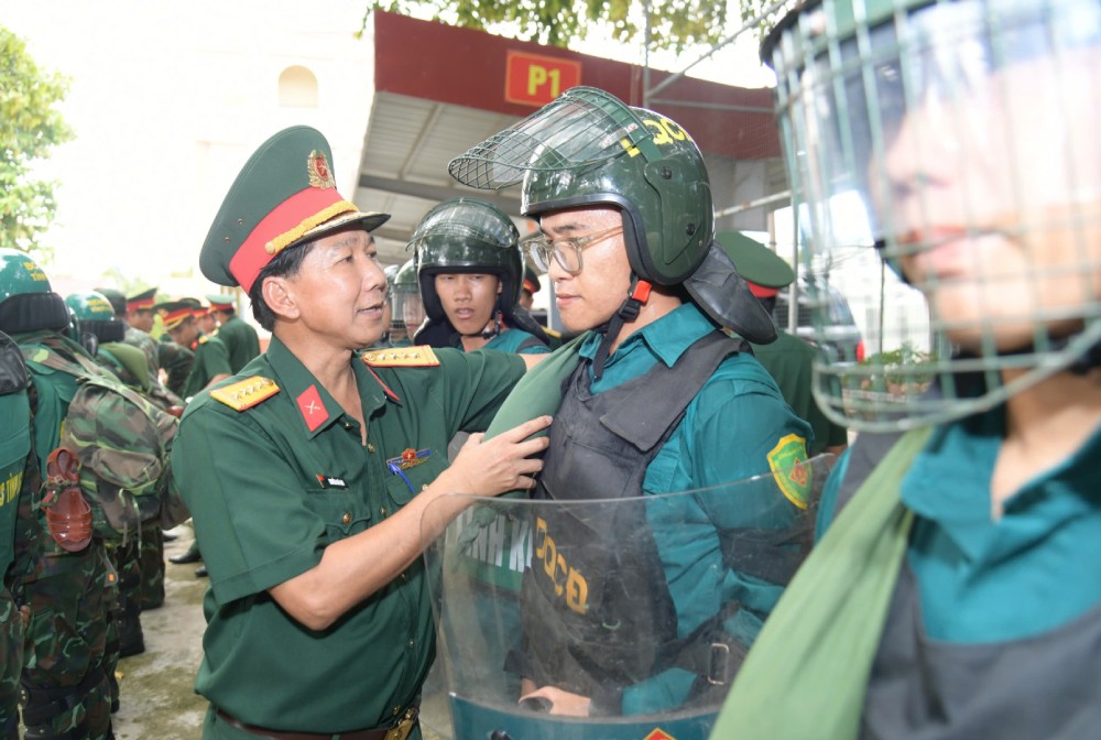 Colonel Nguyen Chi Linh, Deputy Chief of Staff of Military Region 9, inspected the combat readiness of the militia and self-defense forces (Rach Gia City Military Command). Photo: Phuong Vu