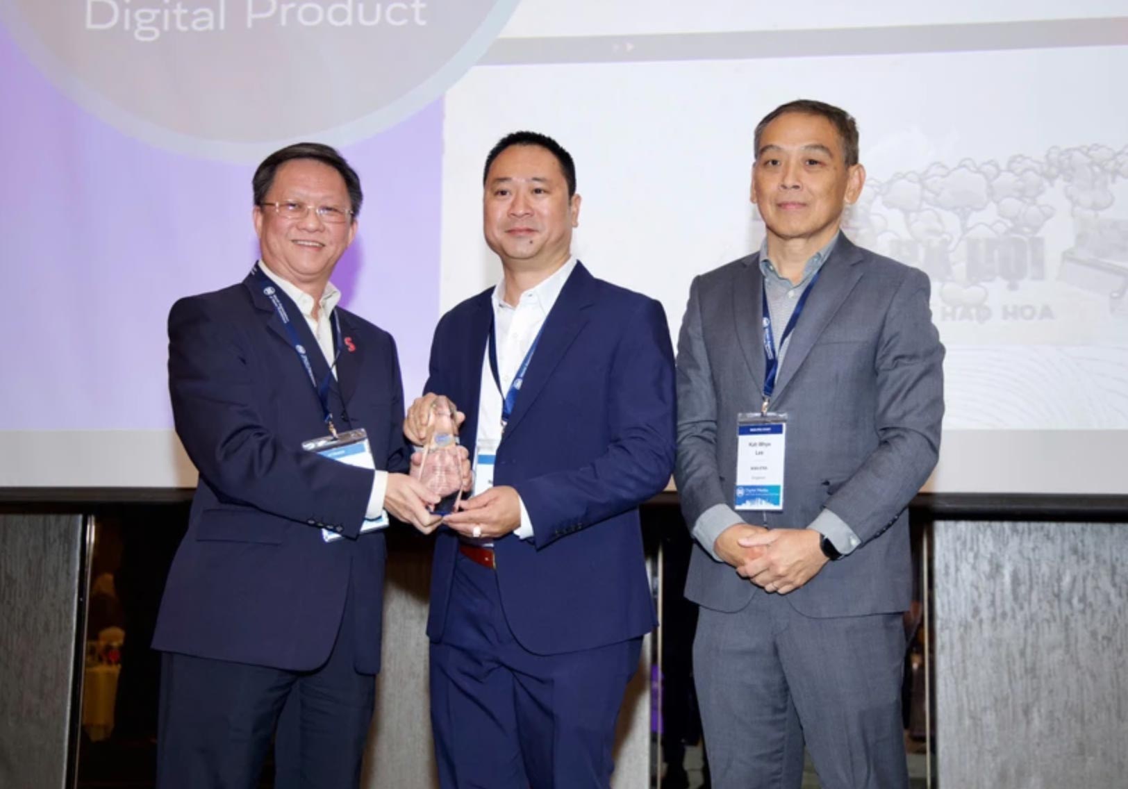 El periodista Tran Ngoc Long (centro) de VietnamPlus recibio el premio en Malasia. Imagen de PV/Vietnam+