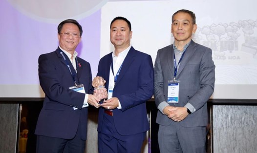 Nhà báo Trần Ngọc Long (giữa) đại diện Báo Điện tử VietnamPlus nhận giải thưởng tại Malaysia. Ảnh: PV/Vietnam+