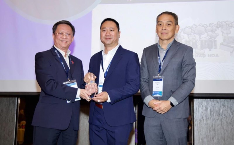 Journalist Tran Ngoc Long (middle) represented VietnamPlus Electronic Newspaper to receive the award in Malaysia. Photo: PV/Vietnam+