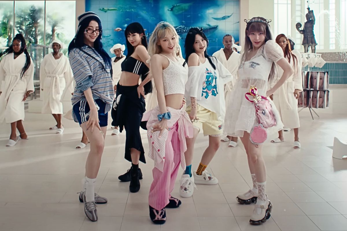 Girl group LE SSERAFIM. Photo: MV Crazy