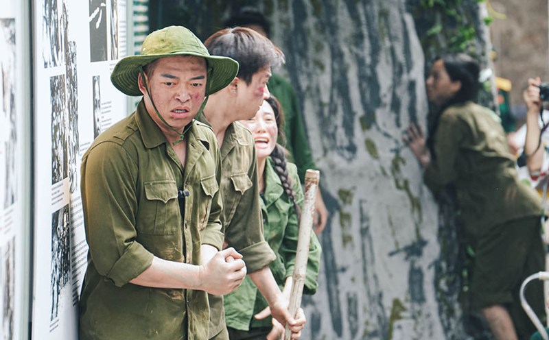 Tears with the scene of rescuing 8 young volunteers in a cave