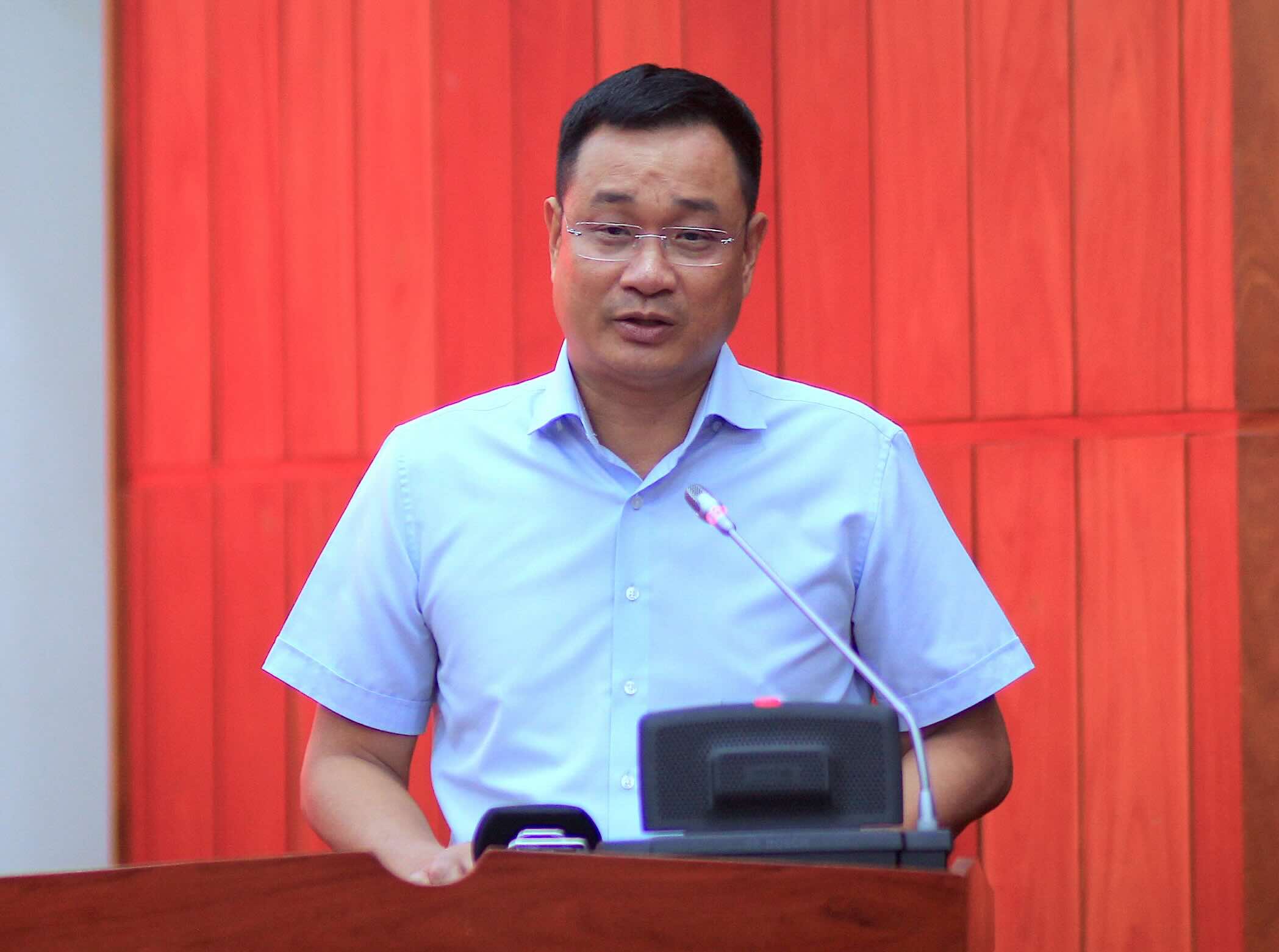 Mr. Le Ngoc Quang - Secretary of the Quang Binh Provincial Party Committee - is determined to "Learn digital skills" to the village. Photo: Thanh Nhat