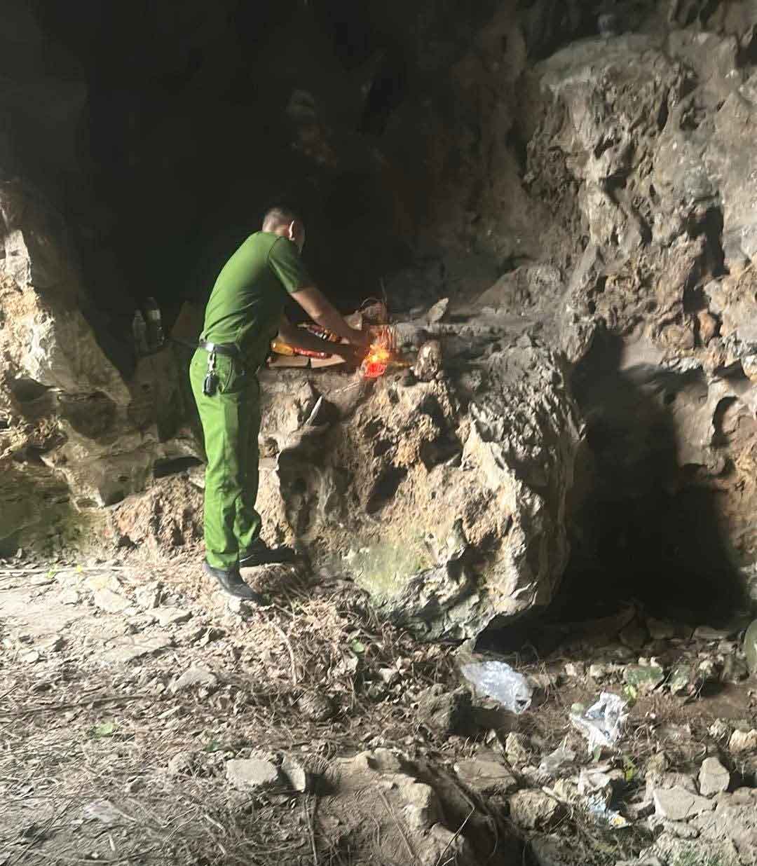 The authorities inspected the remains discovered in the Len Chua grotto. Photo: Ngoc Anh