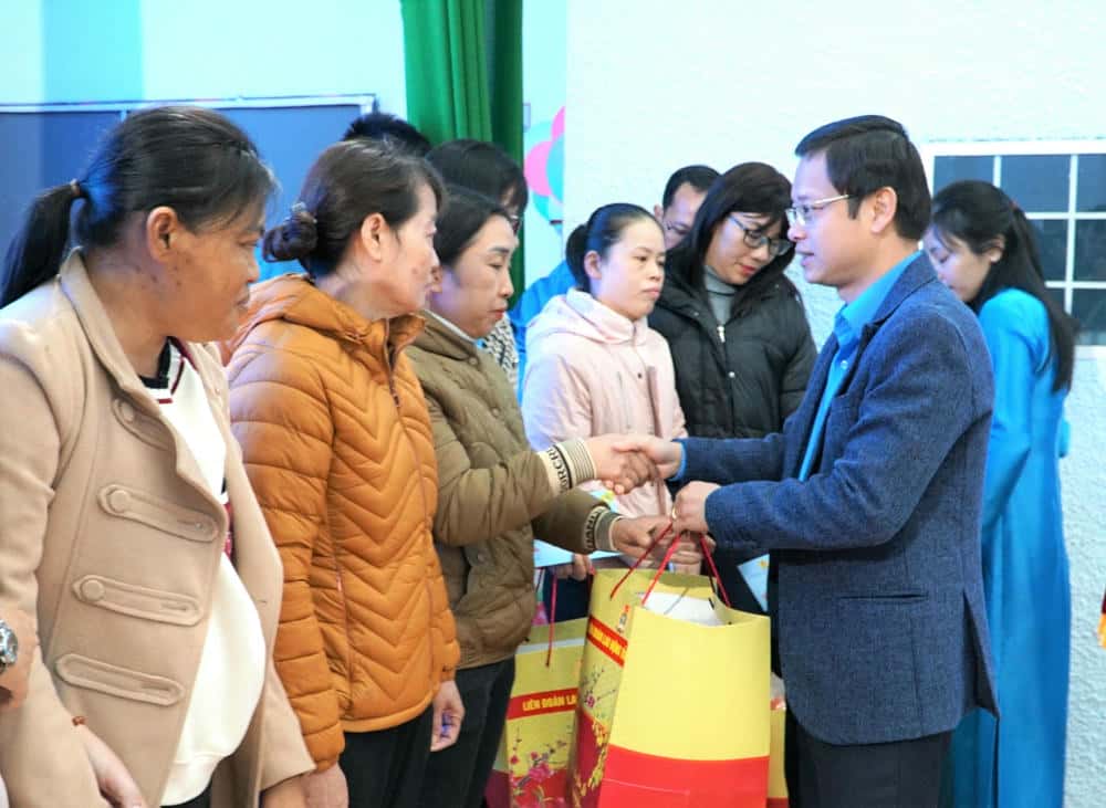 Ong Nguyen Hoang Phong - Chu tich LDLD tinh Gia Lai trao qua dong vien cong nhan lao dong co hoan canh kho khan. Anh: Thanh Tuan