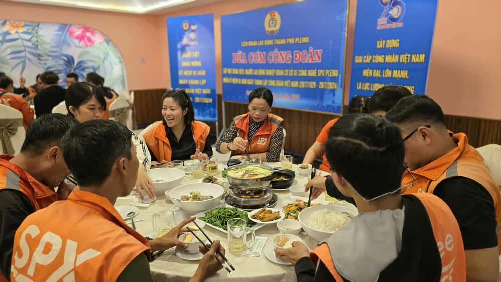 Los conductores de los vehiculos tecnologicos de la ciudad de Pleiku asistieron a una intima "Comida de Sindicato". Imagen de la pagina web de la organizacion