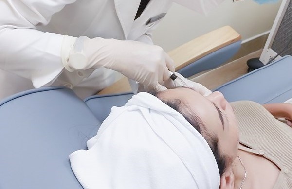 El Botox es una herramienta eficaz en la estetica moderna, pero como cualquier procedimiento medico, la seguridad siempre debe ser prioritaria. Imagen: El limpio