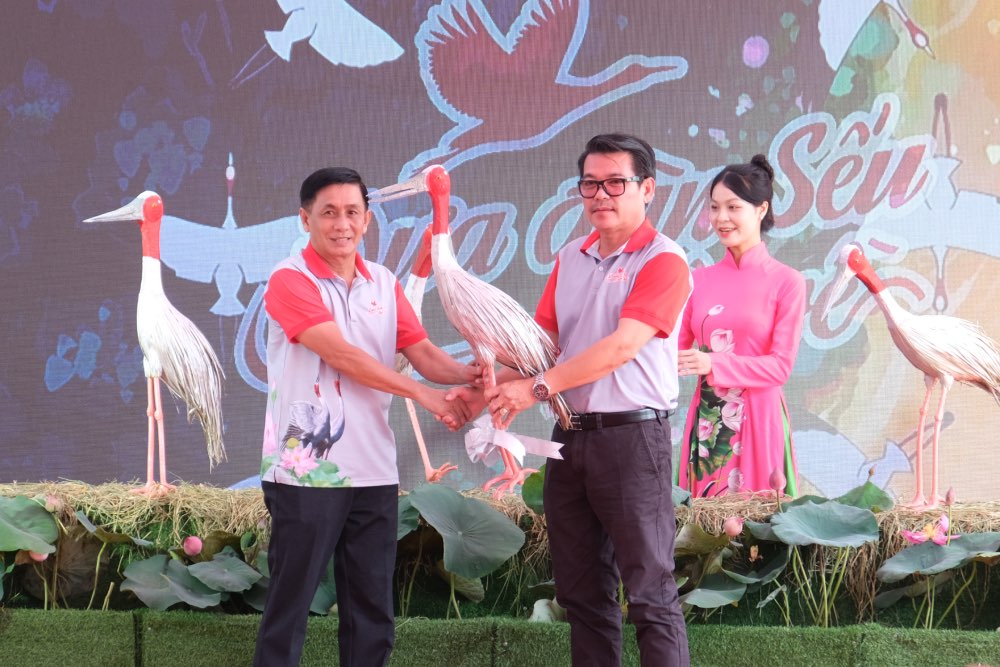 Nghi thuc ban giao Seu dau do giua Giam doc vuon thu Nakhon Ratchasima va Giam doc Vuon Quoc gia Tram Chim. Anh: Phong Linh.