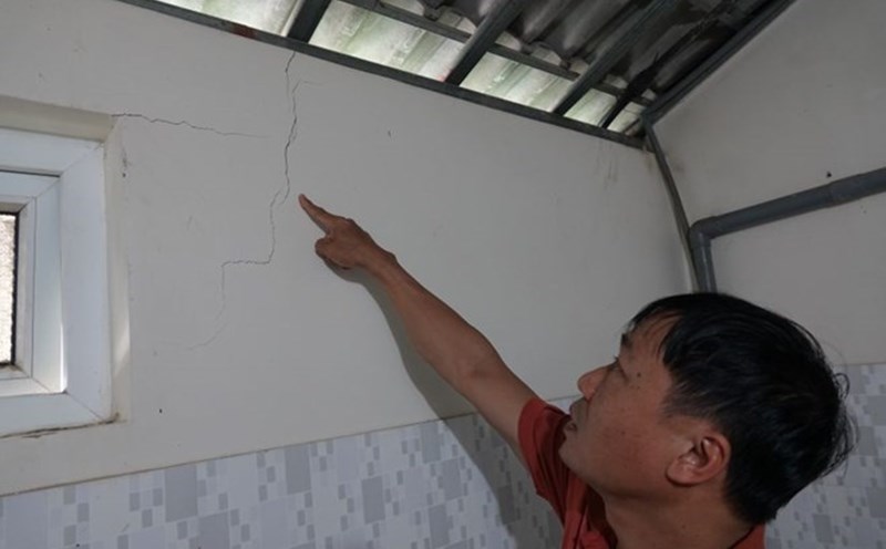 Many houses cracked due to the construction of upgrading National Highway 8A are still facing problems related to compensation. Photo: Tran Tuan.