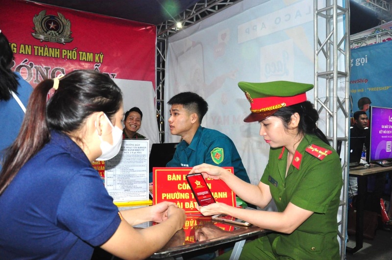 Cong an toan tinh Quang Nam dat nhieu ket qua trong so hoa ho tich, kich hoat dinh danh dien tu cho cong dan. Anh: Truong An