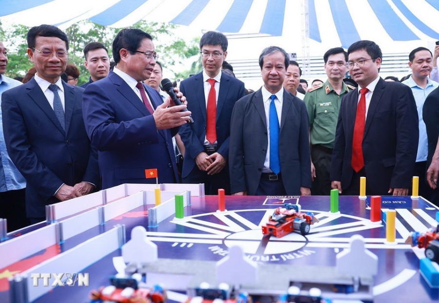 Politburo member and Prime Minister Pham Minh Chinh visited the exhibition of innovation and digital transformation products. Photo: VNA