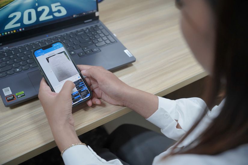 Muchos trabajadores que necesitan dinero de forma urgente han buscado servicios de retiro de la seguridad social (SSS) una vez a traves de una forma de autorizacion en las redes sociales. Imagen de la pelicula