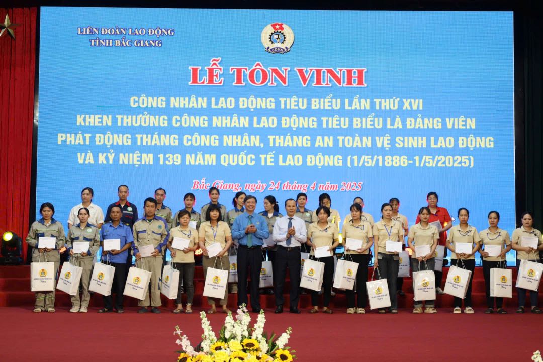 Cong nhan lao dong co hoan canh kho khan nhan qua ho tro tai chuong trinh. Anh: Quyet Chien