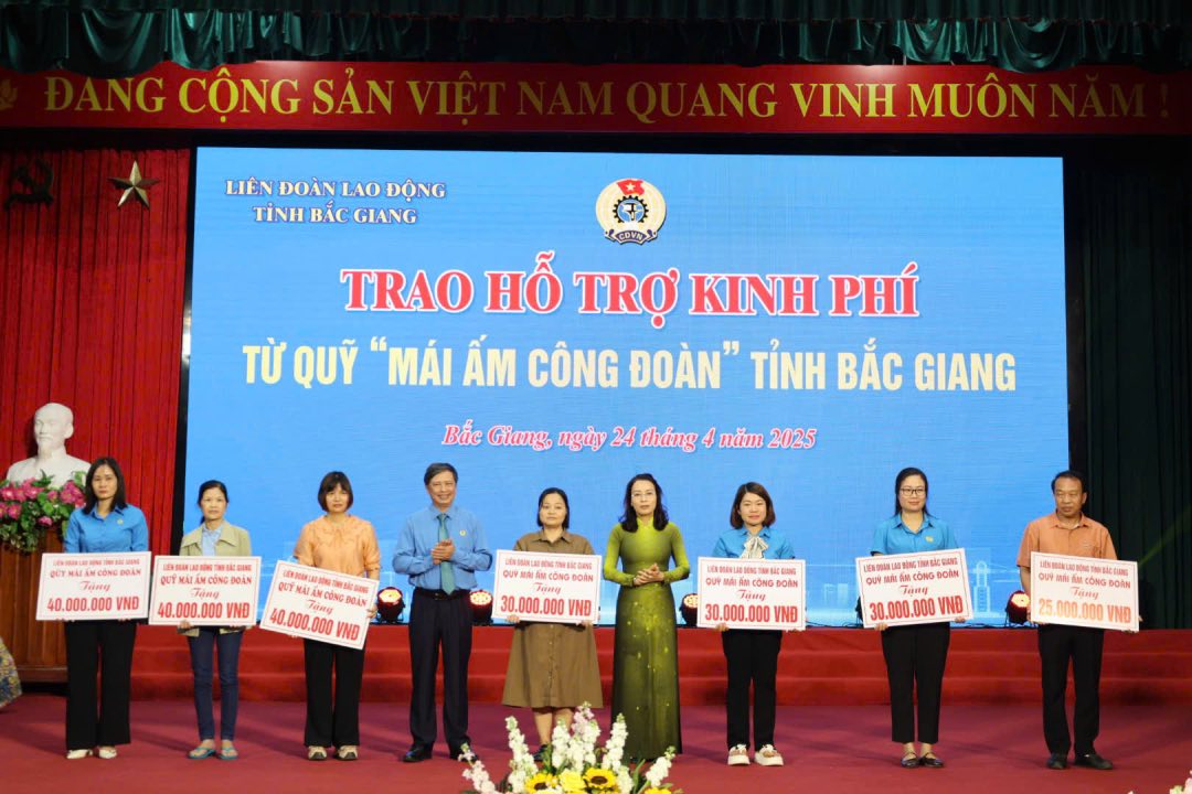 Cong nhan lao dong co hoan canh kho khan nhan kinh phi ho tro xay dung mai am cong doan. Anh: Quyet Chien