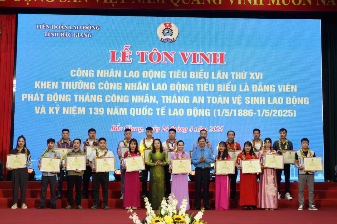 Ms. Nguyen Thi Huong - Standing Deputy Secretary of the Provincial Party Committee, Chairman of the People's Council of Bac Giang province and Mr. Nguyen Van Canh - Chairman of the Bac Giang Provincial Labor Federation - commended outstanding workers. Photo: Quyet Chien