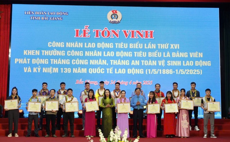 Ms. Nguyen Thi Huong - Standing Deputy Secretary of the Provincial Party Committee, Chairman of the People's Council of Bac Giang province and Mr. Nguyen Van Canh - Chairman of the Bac Giang Provincial Labor Federation - commended outstanding workers. Photo: Quyet Chien