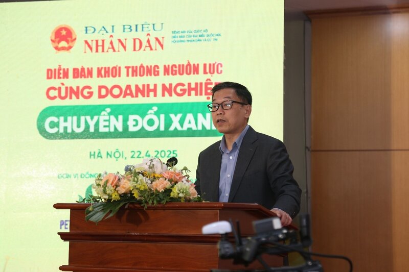 Ong Nguyen Thanh Son – Giam doc Trung tam Dao tao, Hiep hoi Ngan hang Viet Nam. Anh: Bao Dai bieu Nhan dan