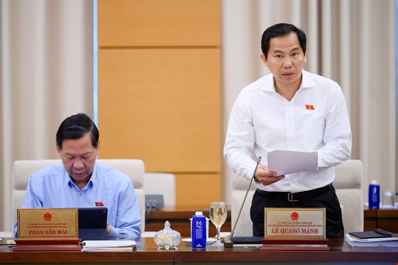 El vicepresidente permanente de la Comision de Economia y Finanzas, Le Quang Meng, dijo que es necesario evaluar el impacto de la aplicacion de una tasa de interes del 0% anual para todos los prestamos especiales. Imagen de Quochoi.vn