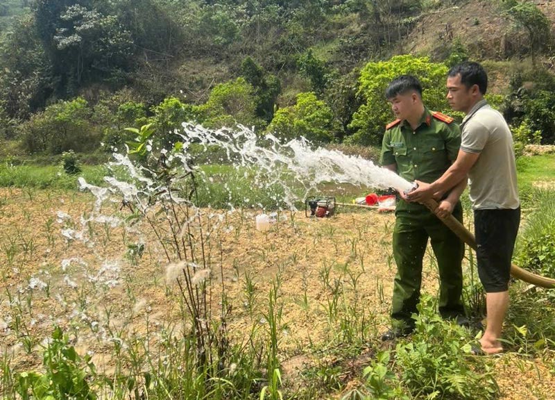 The commune police used water pumps to help people. Photo: Quang Trong Commune Police
