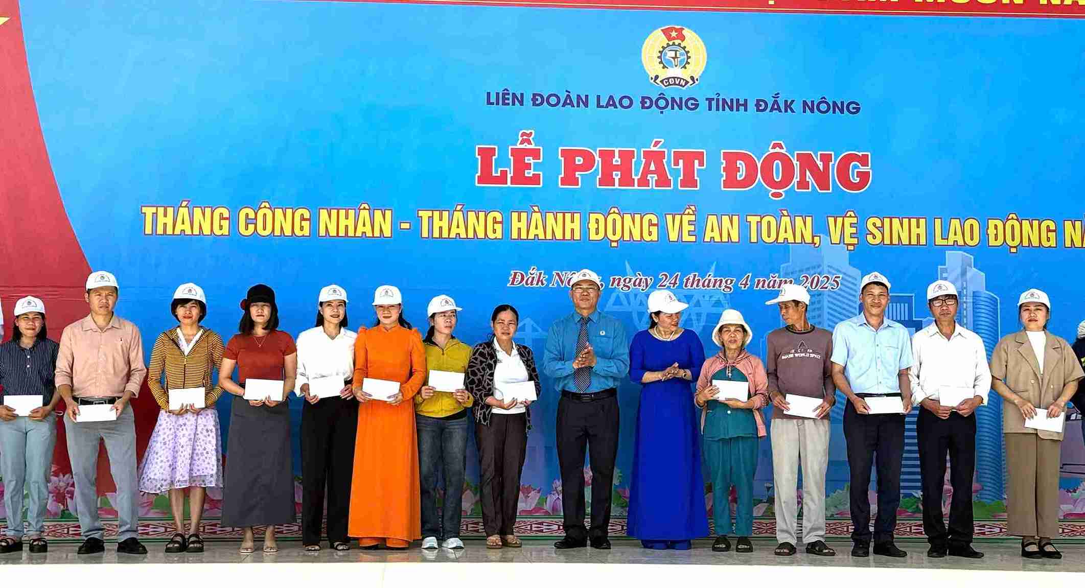 Leaders of Dak Nong Provincial Trade Union presented gifts to union members and workers in difficult circumstances. Photo: Bao Trung