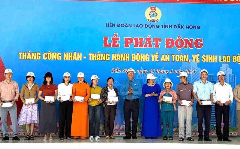 Leaders of Dak Nong Provincial Trade Union presented gifts to union members and workers in difficult circumstances. Photo: Bao Trung