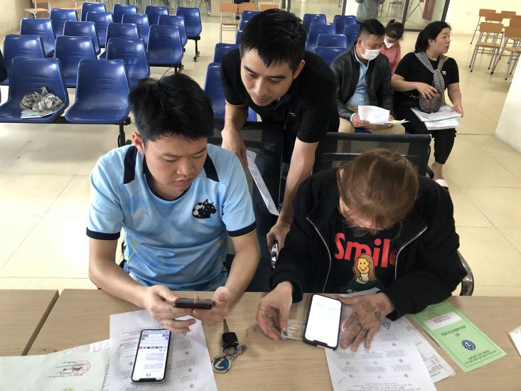 Les travailleurs accomplissent les formalites pour beneficier de l'allocation de chomage au Centre des services de l'emploi de la province de Bac Giang. Photo : Bao Han