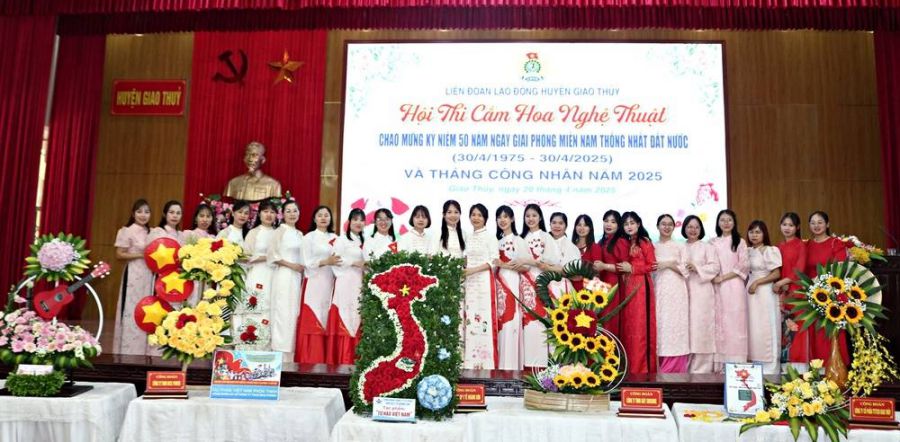 Unique works about the homeland of Vietnam at the flower arrangement contest of the Giao Thuy District Labor Federation (Nam Dinh province). Photo: Cao Nhung