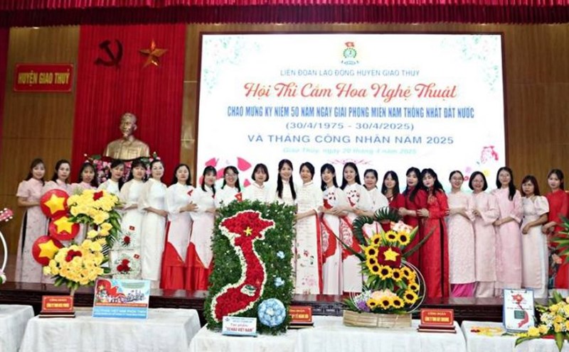 Unique works about the homeland of Vietnam at the flower arrangement contest of the Giao Thuy District Labor Federation (Nam Dinh province). Photo: Cao Nhung